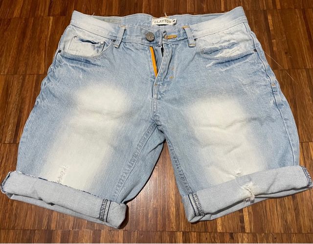 Jeans corti strappati blu chiaro