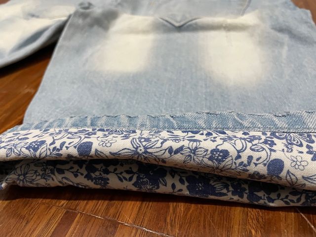 Jeans corti strappati blu chiaro