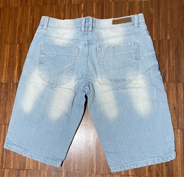 Jeans corti strappati blu chiaro