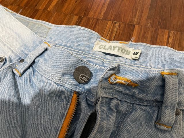 Jeans corti strappati blu chiaro