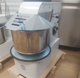 AMASADORA ESPIRAL DE 15 LITROS, MOVIL