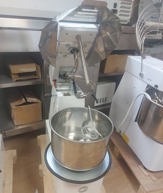 AMASADORA ESPIRAL DE 15 LITROS, MOVIL