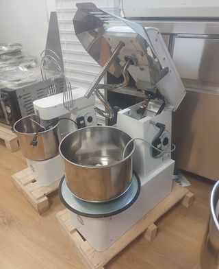 AMASADORA ESPIRAL DE 15 LITROS, MOVIL