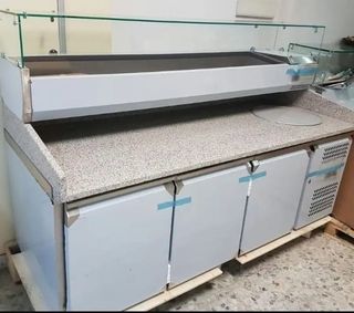 MESA PIZZERA REFRIGERTADA, 3 PUERTAS + VITRINA 