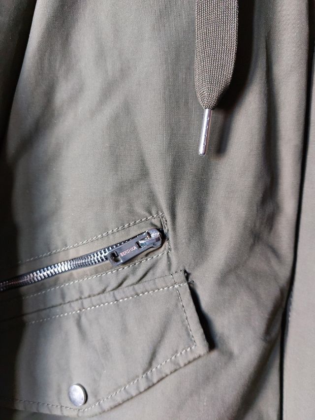 Cazadora verde militar o caqui oscuro