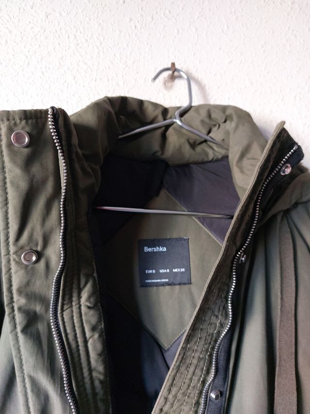 Cazadora verde militar o caqui oscuro