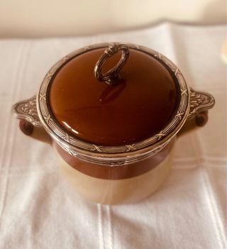 Sopera vintage de cerámica esmaltada con detalles metálicos – estilo rústico clásico