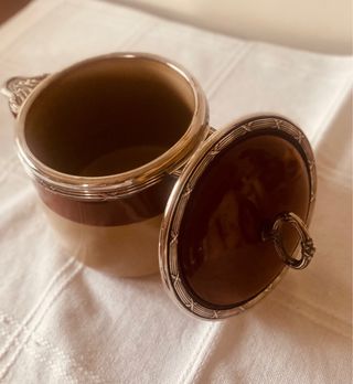 Sopera vintage de cerámica esmaltada con detalles metálicos – estilo rústico clásico