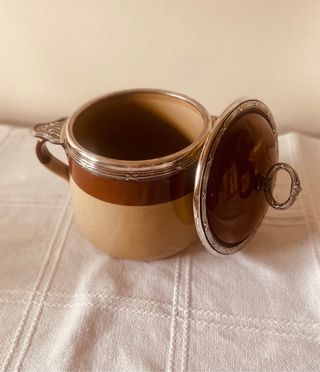 Sopera vintage de cerámica esmaltada con detalles metálicos – estilo rústico clásico