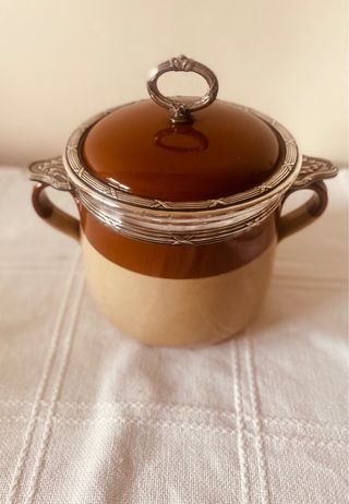 Sopera vintage de cerámica esmaltada con detalles metálicos – estilo rústico clásico