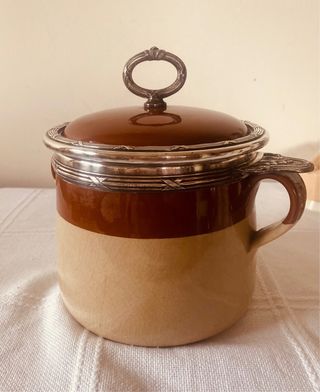 Sopera vintage de cerámica esmaltada con detalles metálicos – estilo rústico clásico