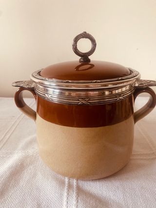 Sopera vintage de cerámica esmaltada con detalles metálicos – estilo rústico clásico