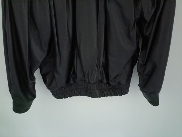 Giubbotto in vera pelle per donna. Colore nero. 