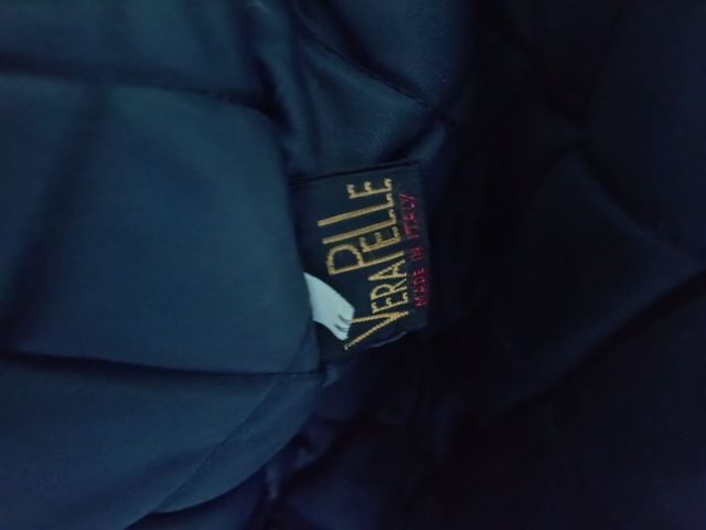 Giubbotto in vera pelle per donna. Colore nero. 