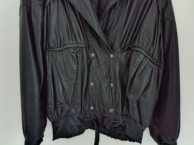 Giubbotto in vera pelle per donna. Colore nero. 