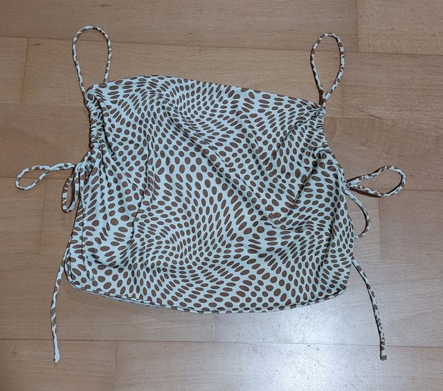 Top de puntos marrones de Bershka 