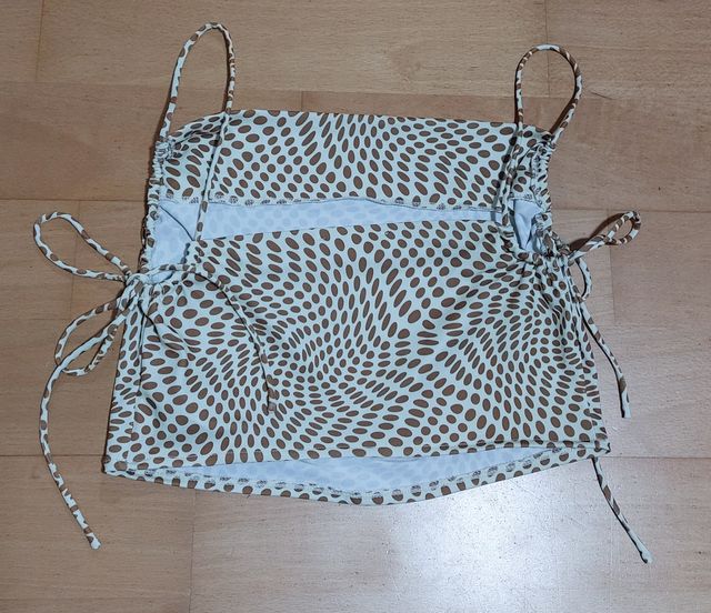 Top de puntos marrones de Bershka 