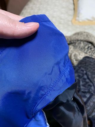 Gabardina Mango en azul eléctrico