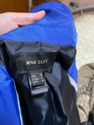 Gabardina Mango en azul eléctrico