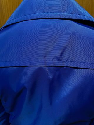 Gabardina Mango en azul eléctrico