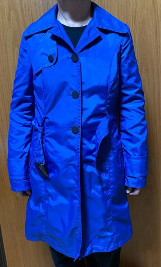 Gabardina Mango en azul eléctrico