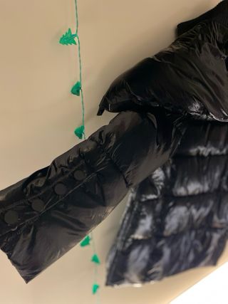 Abrigo guess efecto brillo