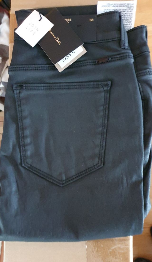Pantalón encerado Massimo Dutti.