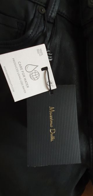 Pantalón encerado Massimo Dutti.