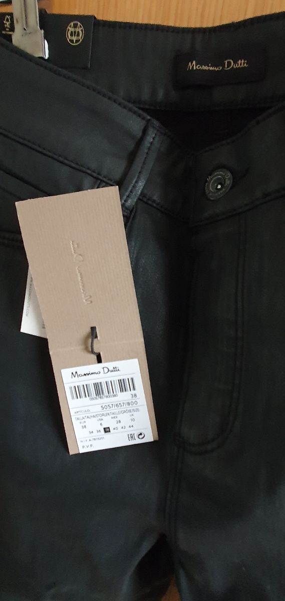 Pantalón encerado Massimo Dutti.