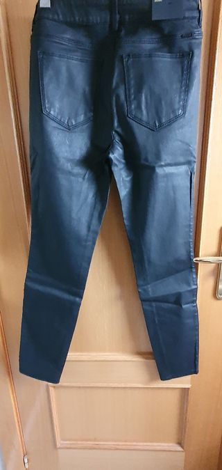 Pantalón encerado Massimo Dutti.