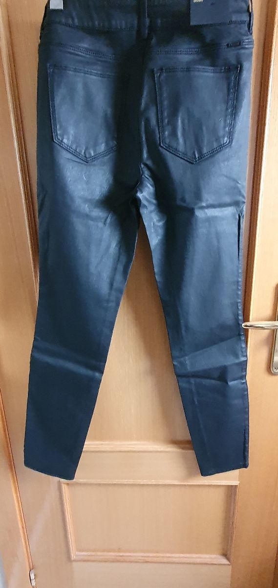 Pantalón encerado Massimo Dutti.