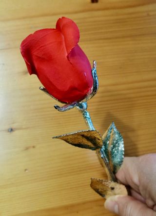 Rosa eterna roja de cerámica y metal