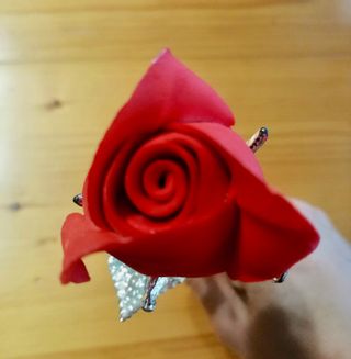 Rosa eterna roja de cerámica y metal