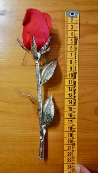 Rosa eterna roja de cerámica y metal
