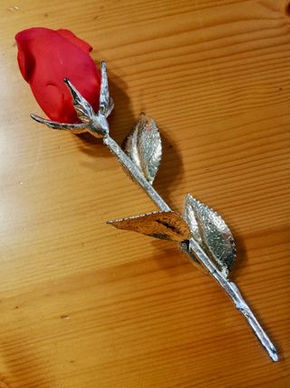 Rosa eterna roja de cerámica y metal