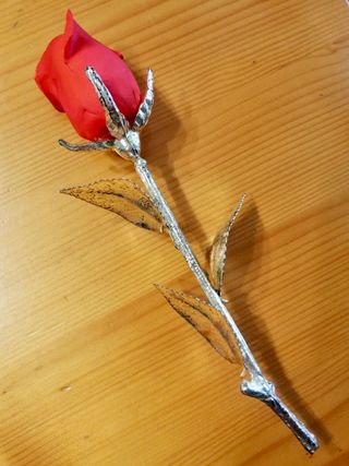 Rosa eterna roja de cerámica y metal