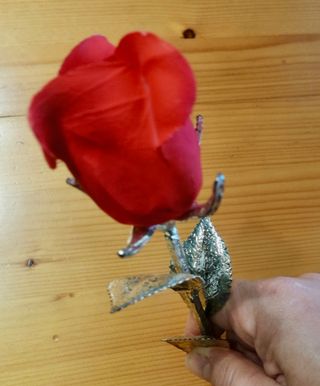 Rosa eterna roja de cerámica y metal