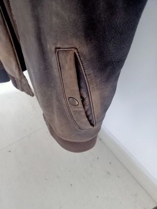 Cazadora de piel. No es piel auténtica