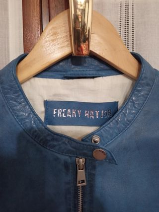 Cazadora de piel azul de freaky nation