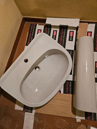 Lavabo de pie gris sin usar