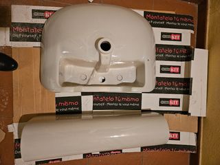 Lavabo de pie gris sin usar