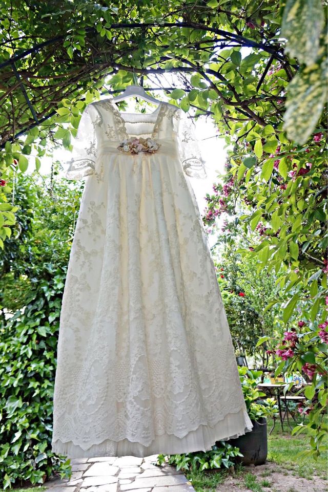 Abito da comunione con accessori e accessori.