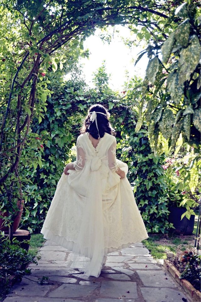 Abito da comunione con accessori e accessori.