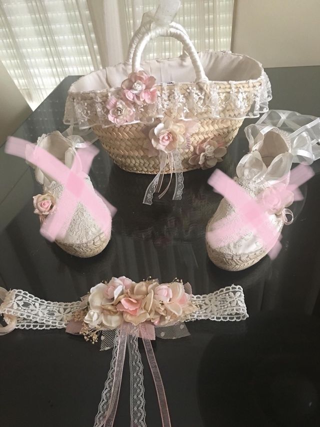 Abito da comunione con accessori e accessori.