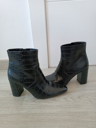 Botines de tacón negro cocodrilo Mango