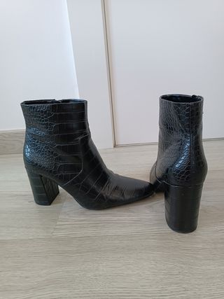 Botines de tacón negro cocodrilo Mango