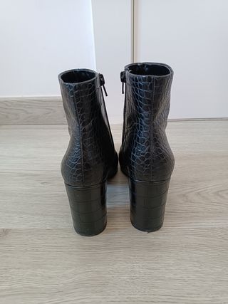 Botines de tacón negro cocodrilo Mango