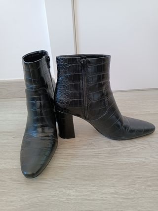 Botines de tacón negro cocodrilo Mango