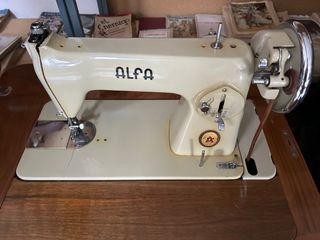 Máquina de coser Alfa impecable