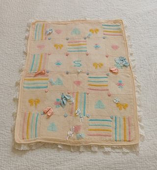 Coperta per culla ricamata a mano